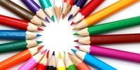 kreisförmig angeordnete Buntstifte in verschiedenen Farben