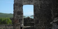 Blick durch Fenster einer alten Ruine aufs offene Meer
