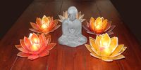 Buddha-Figur mit Lotusblüten-Kerzenhaltern