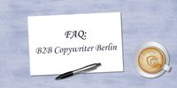 Schreibtisch mit Tasse Kaffee, Kugelschreiber und Blatt Papier auf dem steht FAQ B2B Copywriter Berlin