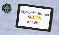 Schreibtisch mit Schale Blaubeeren und Tablet auf dem steht - Keyworddichte von ca. 2-3 % einhalten